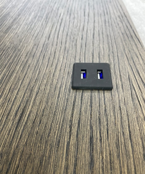 Eiken met USB-lader | wandplank.nl