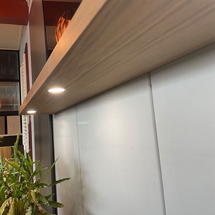 Noten wandplank met spots| wandplank.nl