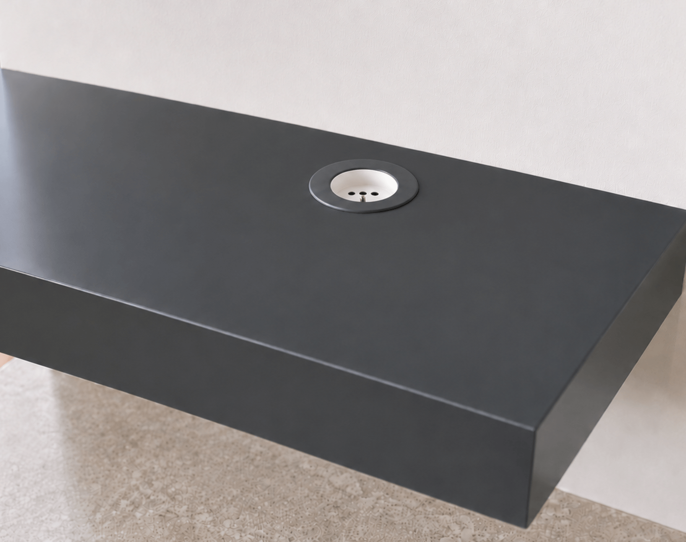Wandplank met stopcontact gespoten