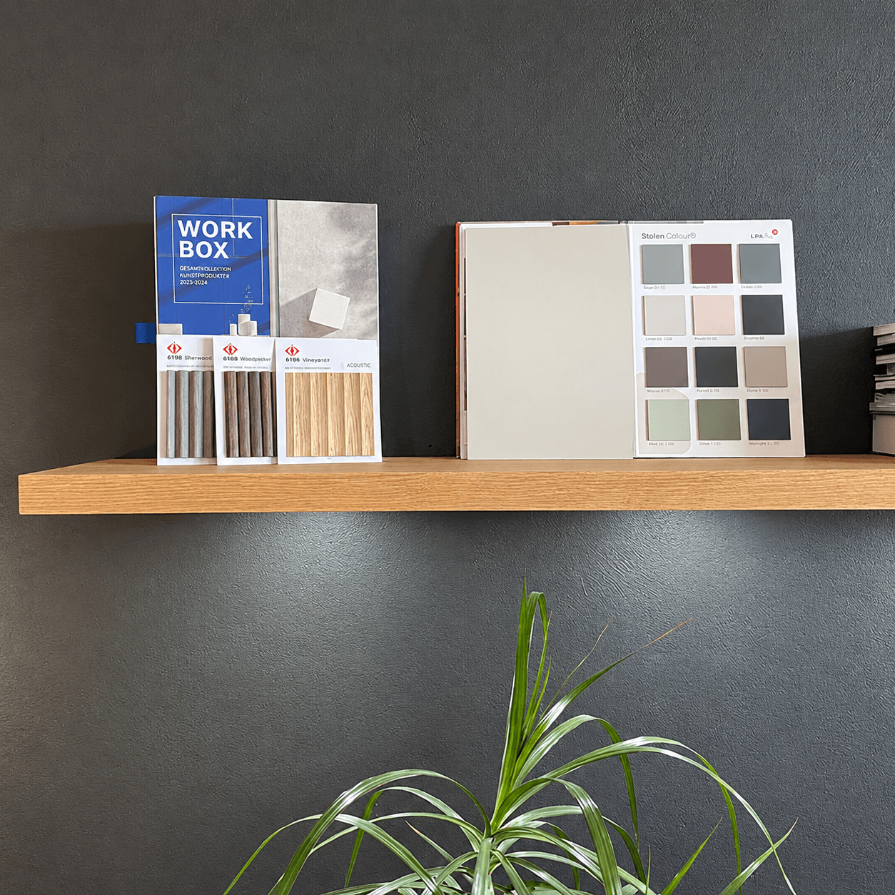 Eiken wandplank met materiaalstalen tegen een donkere muur