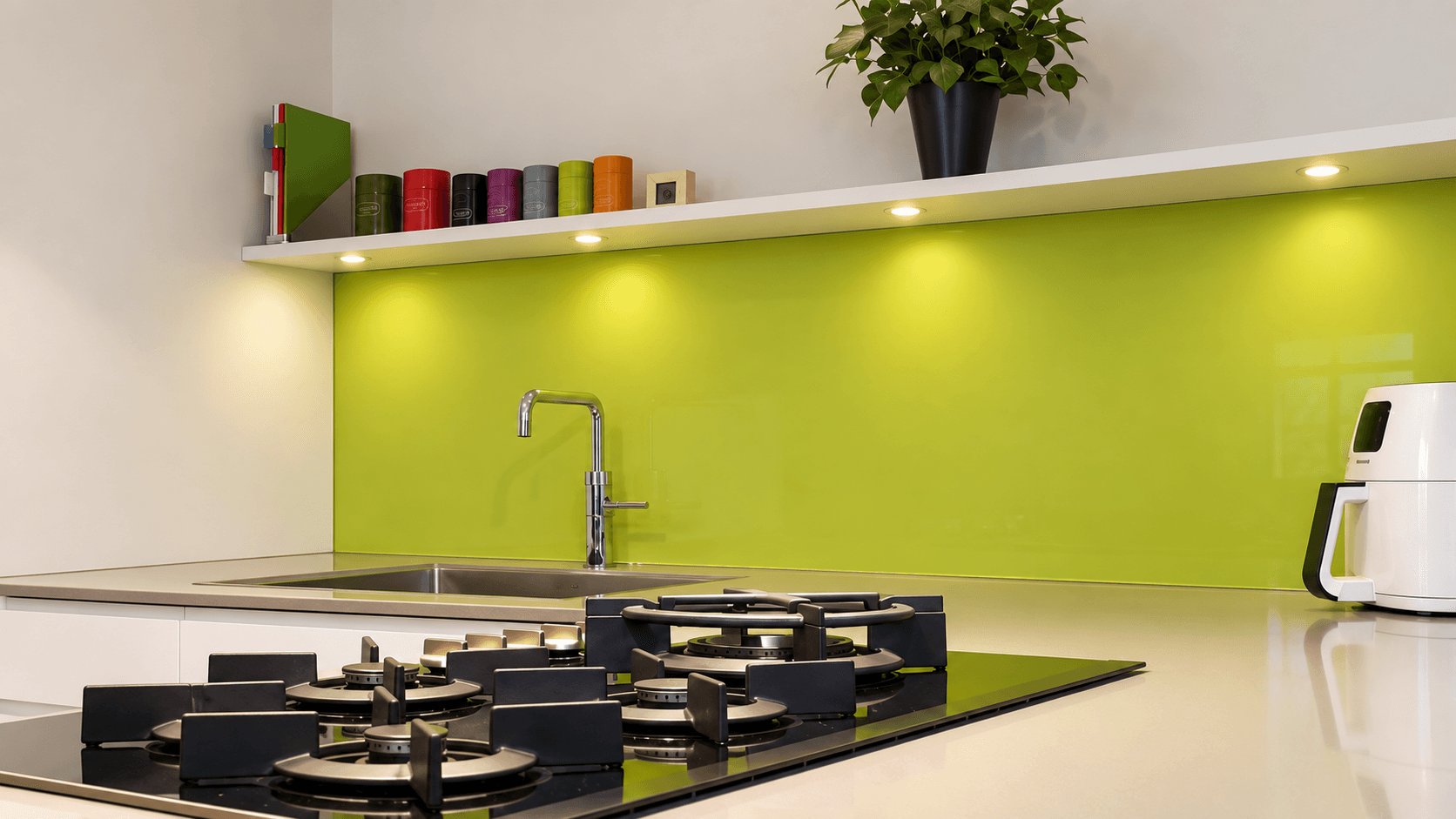 Wit gespoten wandplank voor de keuken met geïntegreerde ledspots