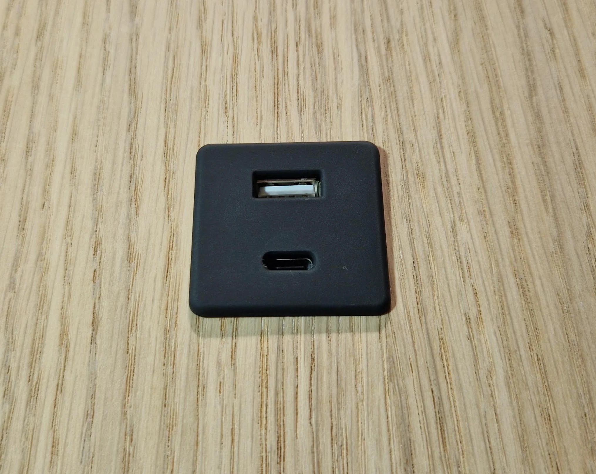 Wandplank met usb-lader