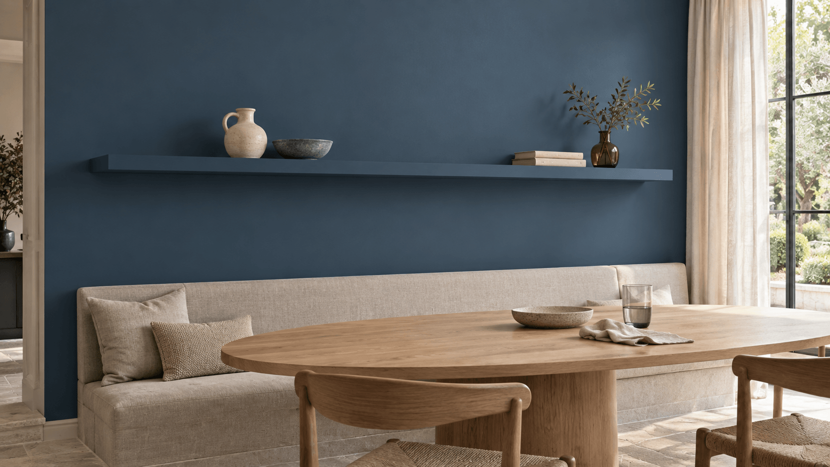 Blauwe zwevende wandplank zonder zichtbare beugels tegen een blauwe wand