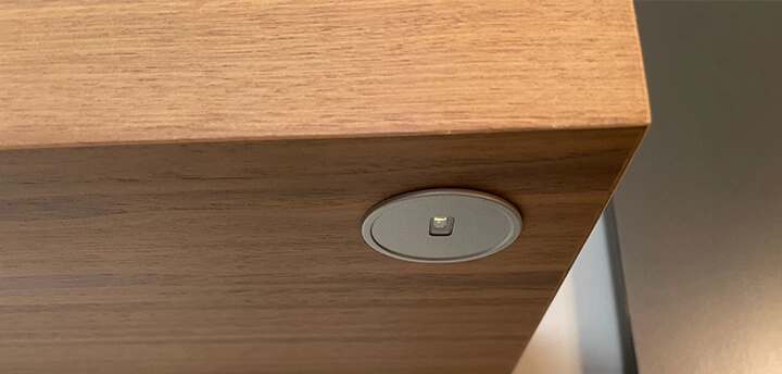 Noten wandplank met ingebouwde dimmer voor de verlichting